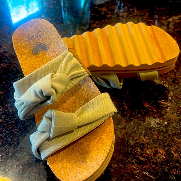 Reef Knotty Vista Hi Sandals, khaki tan color, like new, worn once. - Picture 4 of 6